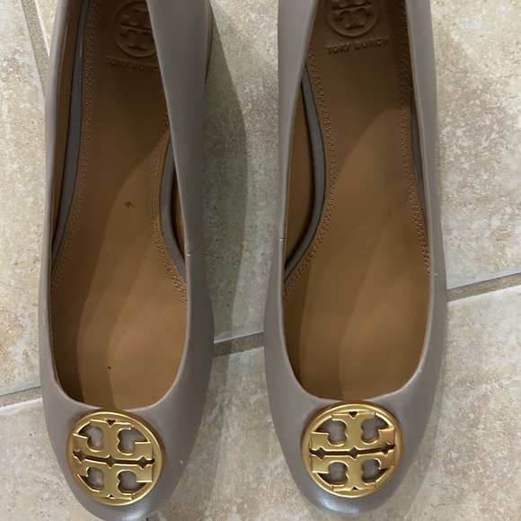 Genuine Tory Burch dress pumps NEVER Worn! Size 9.5 (runs a bit small) - Picture 1 of 3